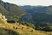 56 Scendiamo con vista sulla Val Serina e il Monte Gioco